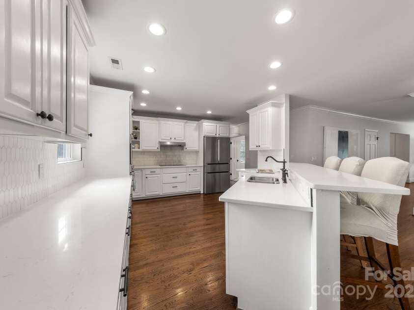 1121 Wendover Road, Charlotte, NC 28211.  MLS# CAR4310550, YatesRealty ID 25257. 