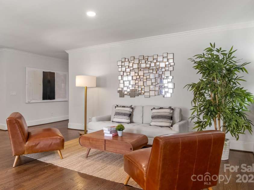 1121 Wendover Road, Charlotte, NC 28211.  MLS# CAR4310550, YatesRealty ID 25257. Family Room