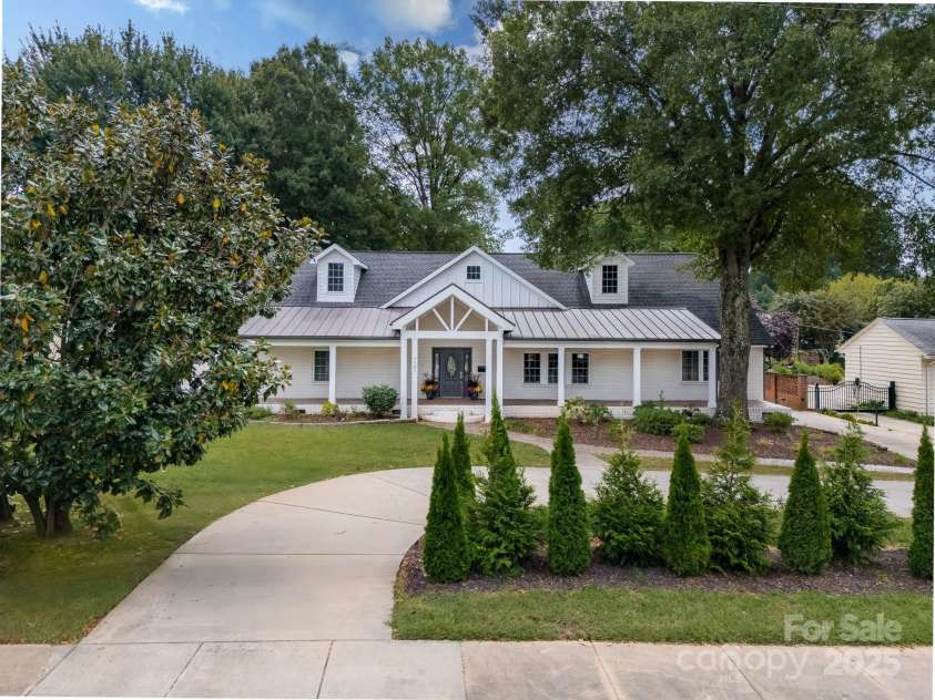 1121 Wendover Road, Charlotte, NC 28211.  MLS# CAR4310550, YatesRealty ID 25257. Front view