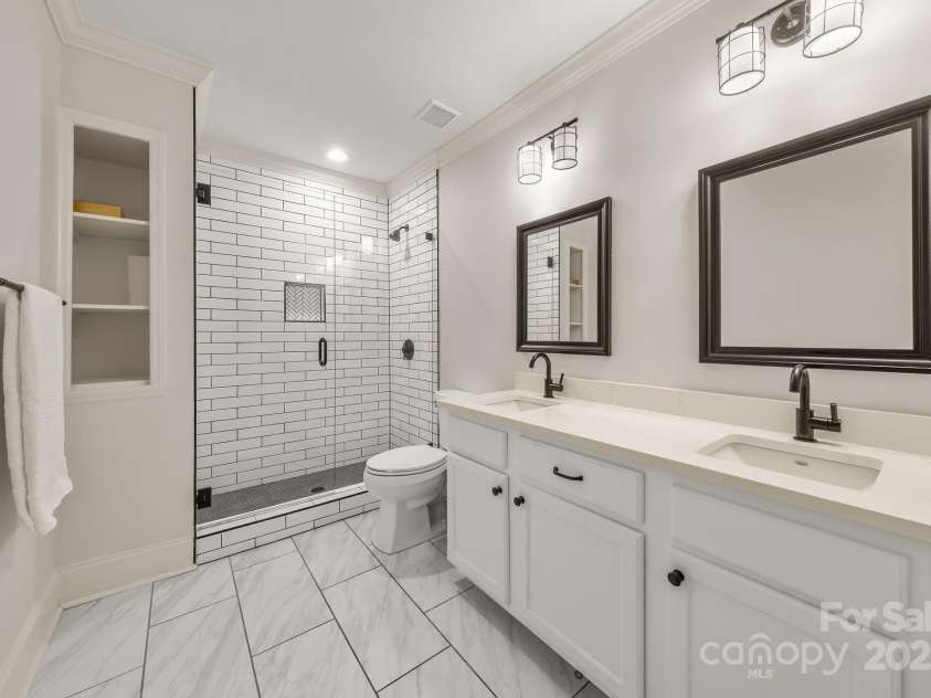 1121 Wendover Road, Charlotte, NC 28211.  MLS# CAR4310550, YatesRealty ID 25257. Full Bath Main Hallway