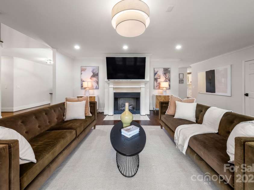 1121 Wendover Road, Charlotte, NC 28211.  MLS# CAR4310550, YatesRealty ID 25257. Living Room