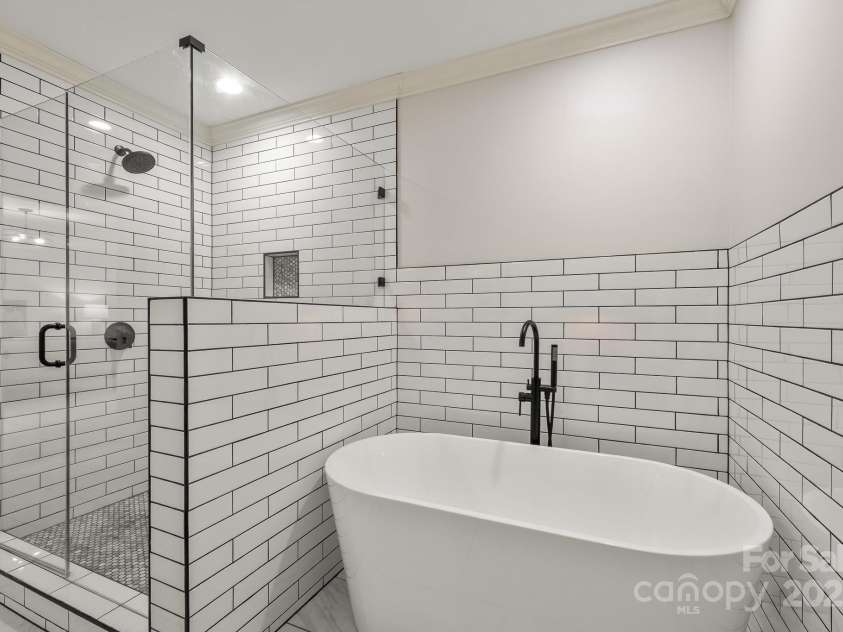 1121 Wendover Road, Charlotte, NC 28211.  MLS# CAR4310550, YatesRealty ID 25257. Primary Bathroom
