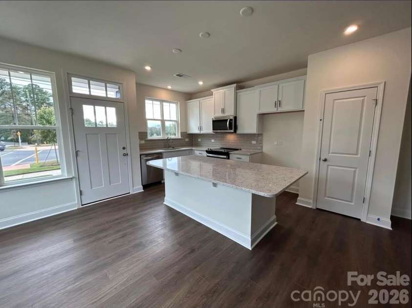 1075 South Point Road, Belmont, NC 28012.  MLS# CAR4351165, YatesRealty ID 2526. Kitchen and dining area