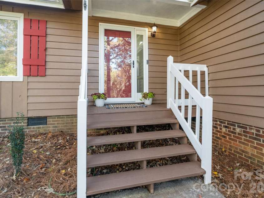9525 Goldsmith Lane, Mint Hill, NC 28227.  MLS# CAR4333829, YatesRealty ID 2526. Front Entryway