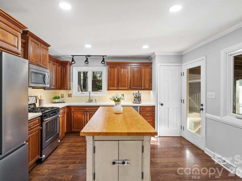 9525 Goldsmith Lane, Mint Hill, NC 28227.  MLS# CAR4333829, YatesRealty ID 2526. Kitchen