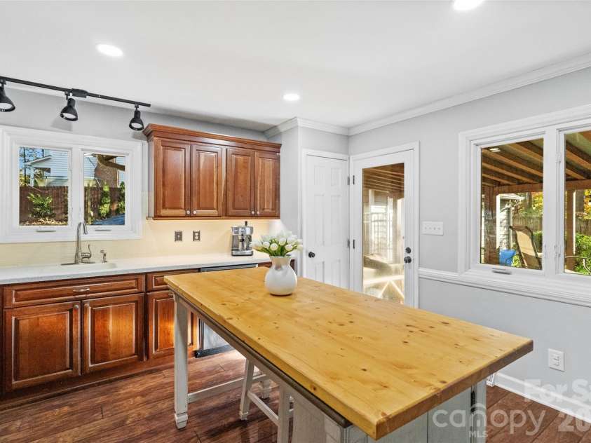 9525 Goldsmith Lane, Mint Hill, NC 28227.  MLS# CAR4333829, YatesRealty ID 2526. Kitchen