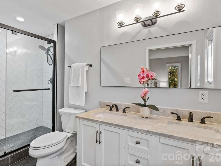 9525 Goldsmith Lane, Mint Hill, NC 28227.  MLS# CAR4333829, YatesRealty ID 2526. Primary Bathroom