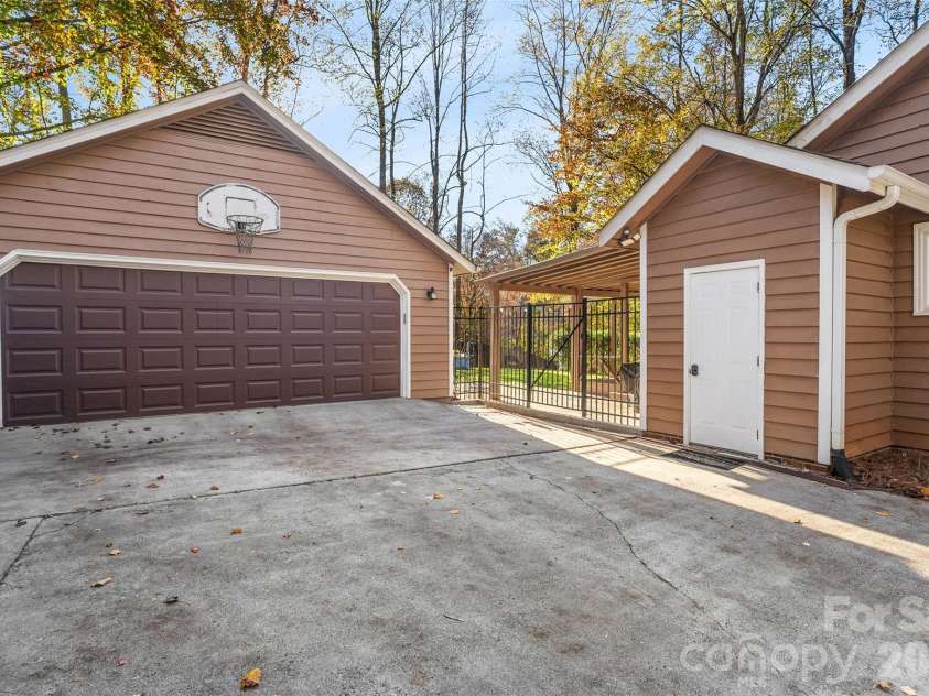 9525 Goldsmith Lane, Mint Hill, NC 28227.  MLS# CAR4333829, YatesRealty ID 2526. Side Entry/Detached Garage