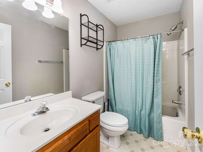 10223 Reindeer Way Lane, Charlotte, NC 28216.  MLS# CAR4268140, YatesRealty ID 25261. 