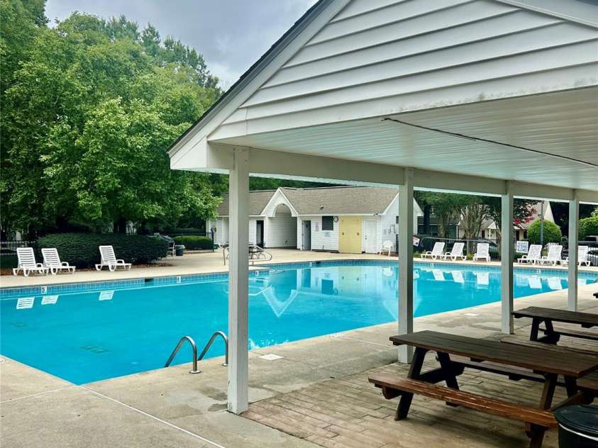 10223 Reindeer Way Lane, Charlotte, NC 28216.  MLS# CAR4268140, YatesRealty ID 25261. 