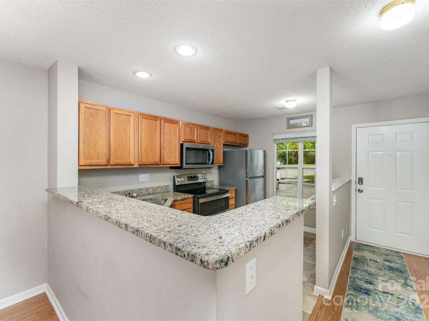 10223 Reindeer Way Lane, Charlotte, NC 28216.  MLS# CAR4268140, YatesRealty ID 25261. Kitchen