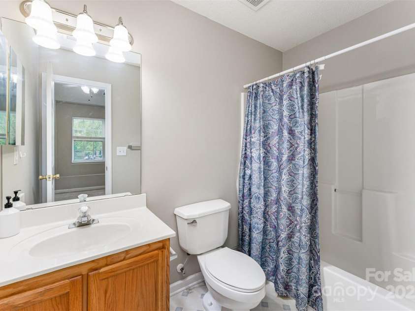10223 Reindeer Way Lane, Charlotte, NC 28216.  MLS# CAR4268140, YatesRealty ID 25261. Primary BR ensuite bath