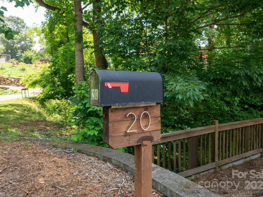 20 Central Avenue, Asheville, NC 28806.  MLS# CAR4264746, YatesRealty ID 25262. 