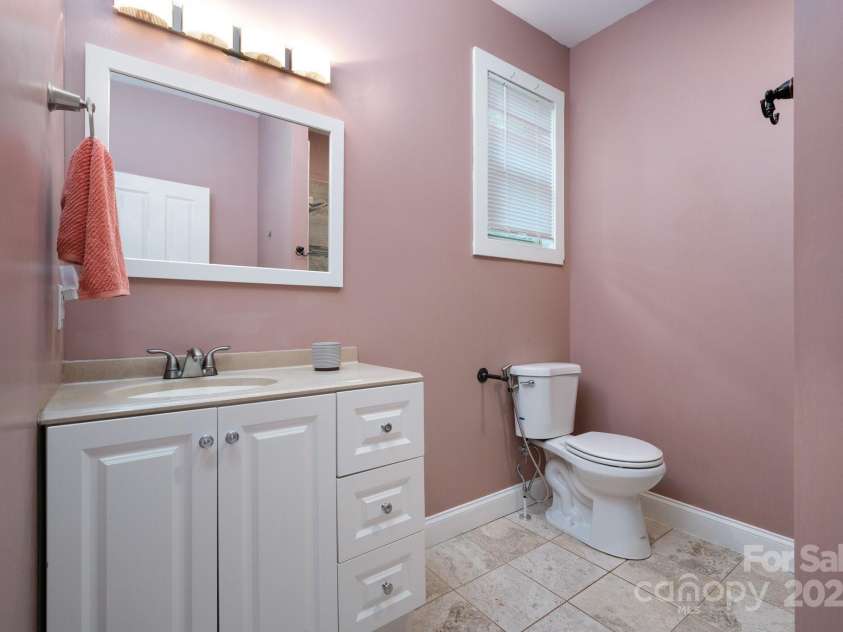 20 Central Avenue, Asheville, NC 28806.  MLS# CAR4299966, YatesRealty ID 25262. 