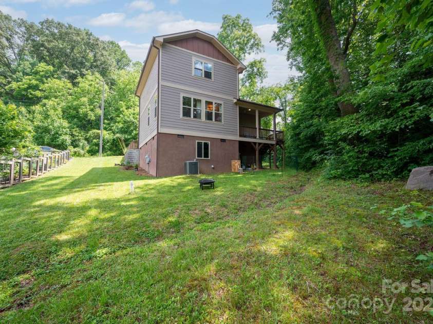20 Central Avenue, Asheville, NC 28806.  MLS# CAR4299966, YatesRealty ID 25262. 