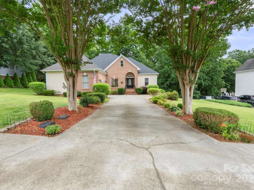 172 Hunters Hill Drive, Statesville, NC 28677.  MLS# CAR4269716, YatesRealty ID 25263. Welcome to Golf Course Living!