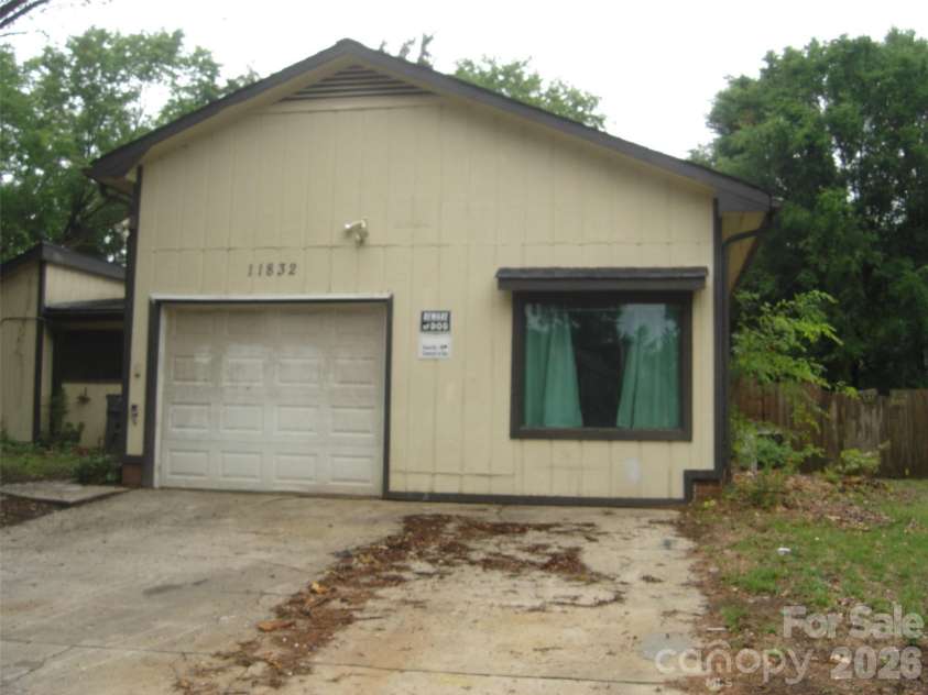 11832 Moonridge Drive, Charlotte, NC 28226.  MLS# CAR4385774, YatesRealty ID 25264. 