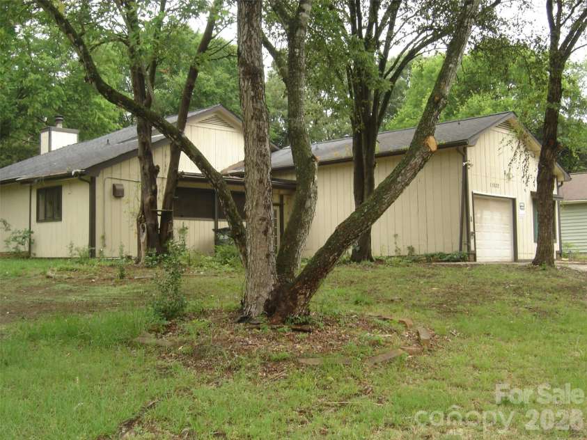 11832 Moonridge Drive, Charlotte, NC 28226.  MLS# CAR4385774, YatesRealty ID 25264. 