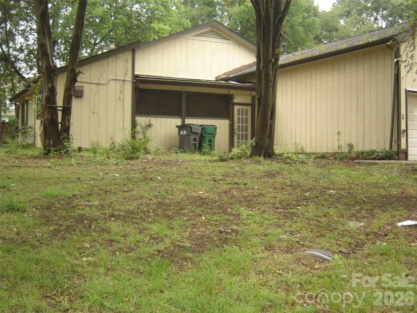 11832 Moonridge Drive, Charlotte, NC 28226.  MLS# CAR4385774, YatesRealty ID 25264. 