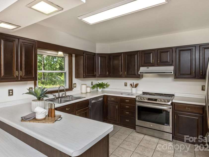27 Glen Crest Drive, Arden, NC 28704.  MLS# CAR4249599, YatesRealty ID 25264. Kitchen