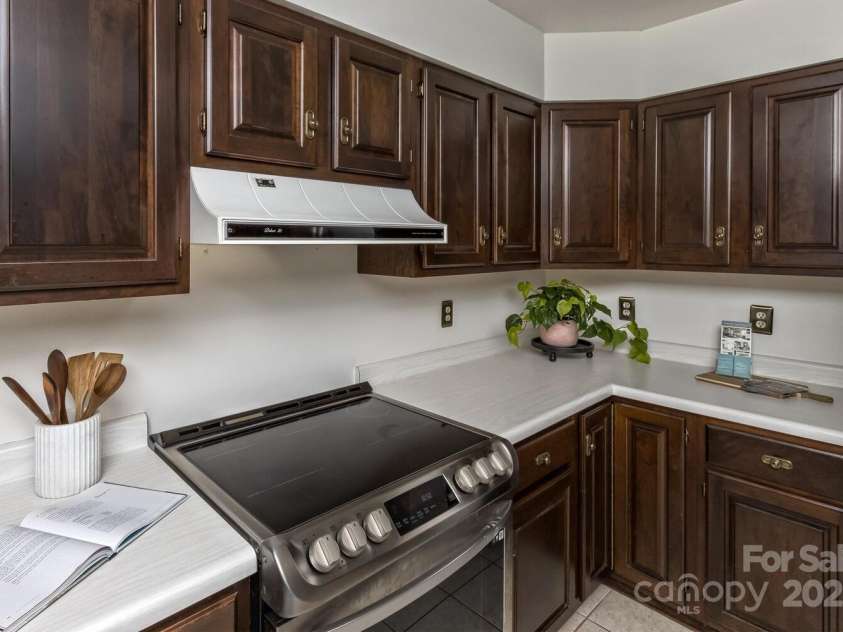 27 Glen Crest Drive, Arden, NC 28704.  MLS# CAR4249599, YatesRealty ID 25264. Kitchen