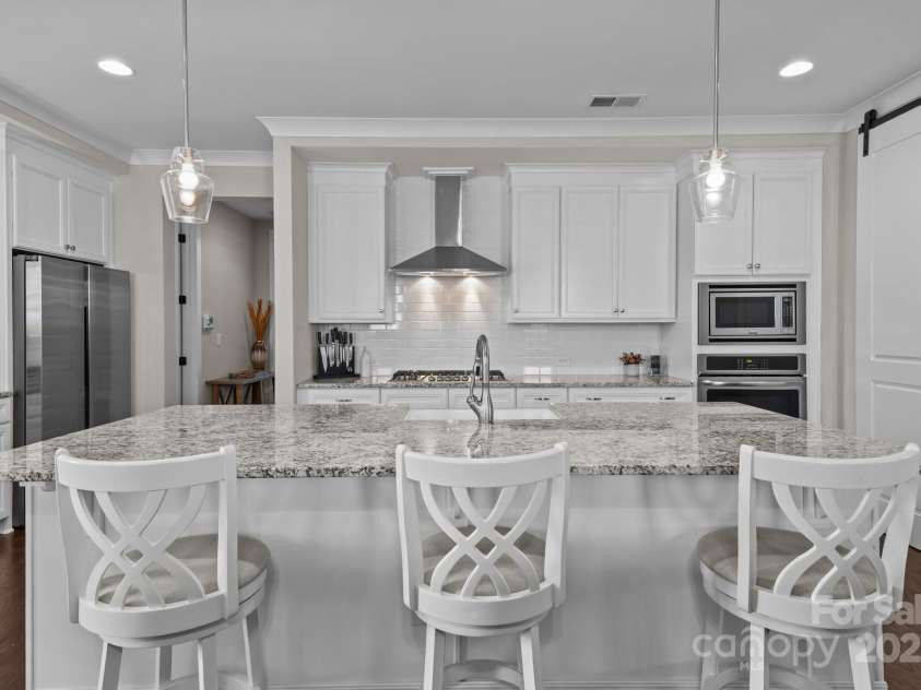 124 Slocumb Lane, Mooresville, NC 28117.  MLS# CAR4271314, YatesRealty ID 25265. Large gorgeous island