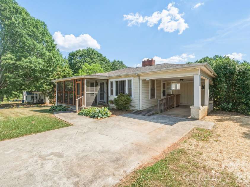 2308 11th Avenue, Hickory, NC 28601.  MLS# CAR4386307, YatesRealty ID 25265. 