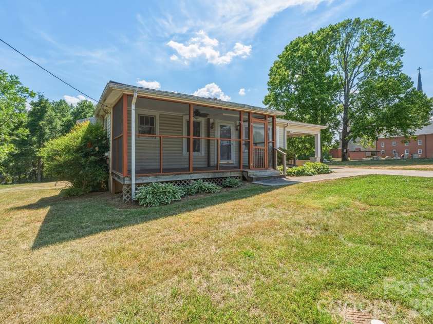 2308 11th Avenue, Hickory, NC 28601.  MLS# CAR4386307, YatesRealty ID 25265. 