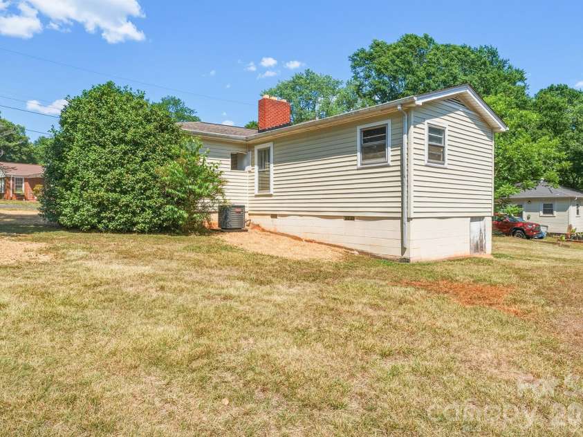 2308 11th Avenue, Hickory, NC 28601.  MLS# CAR4386307, YatesRealty ID 25265. 