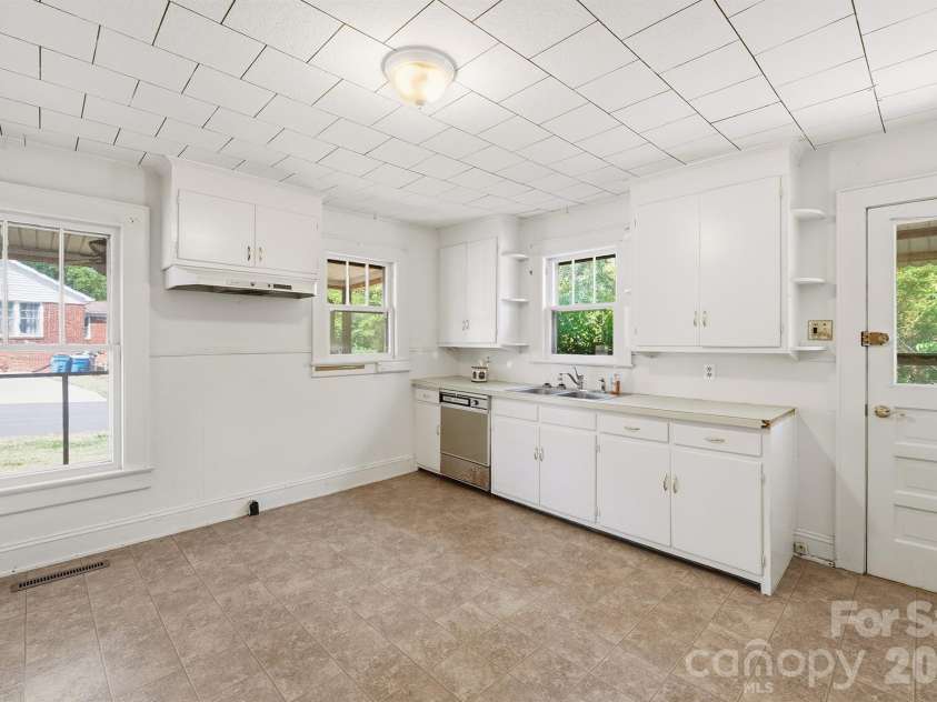 2308 11th Avenue, Hickory, NC 28601.  MLS# CAR4386307, YatesRealty ID 25265. 