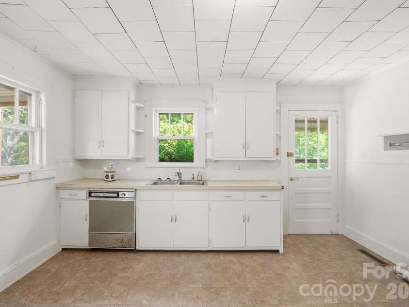 2308 11th Avenue, Hickory, NC 28601.  MLS# CAR4386307, YatesRealty ID 25265. 