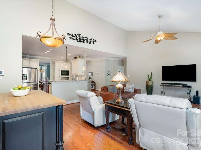 3813 Beauvista Drive, Charlotte, NC 28269.  MLS# CAR4275235, YatesRealty ID 25268. 
