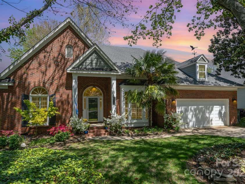 3813 Beauvista Drive, Charlotte, NC 28269.  MLS# CAR4275235, YatesRealty ID 25268. Beautifully updated 4 bedroom ranch on the 8th tee of the golf course