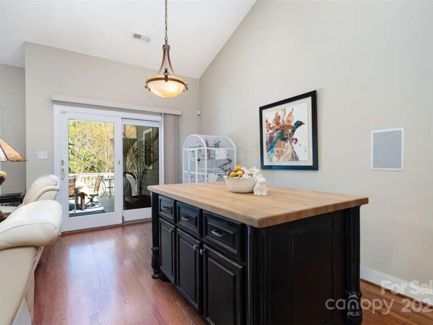 3813 Beauvista Drive, Charlotte, NC 28269.  MLS# CAR4275235, YatesRealty ID 25268. Larger secondary movable island in the family room right off of the kitchen