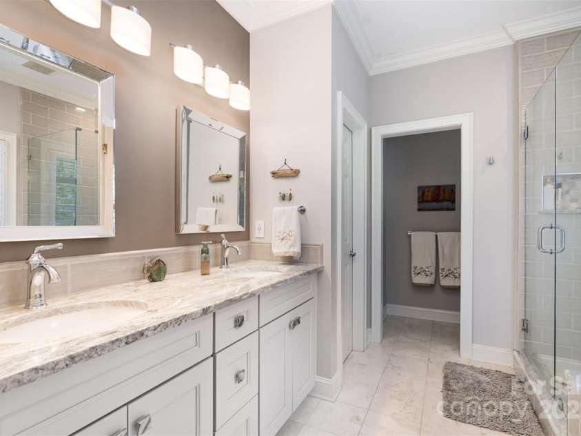 3813 Beauvista Drive, Charlotte, NC 28269.  MLS# CAR4275235, YatesRealty ID 25268. Luxurious and spa like primary en suite bathroom