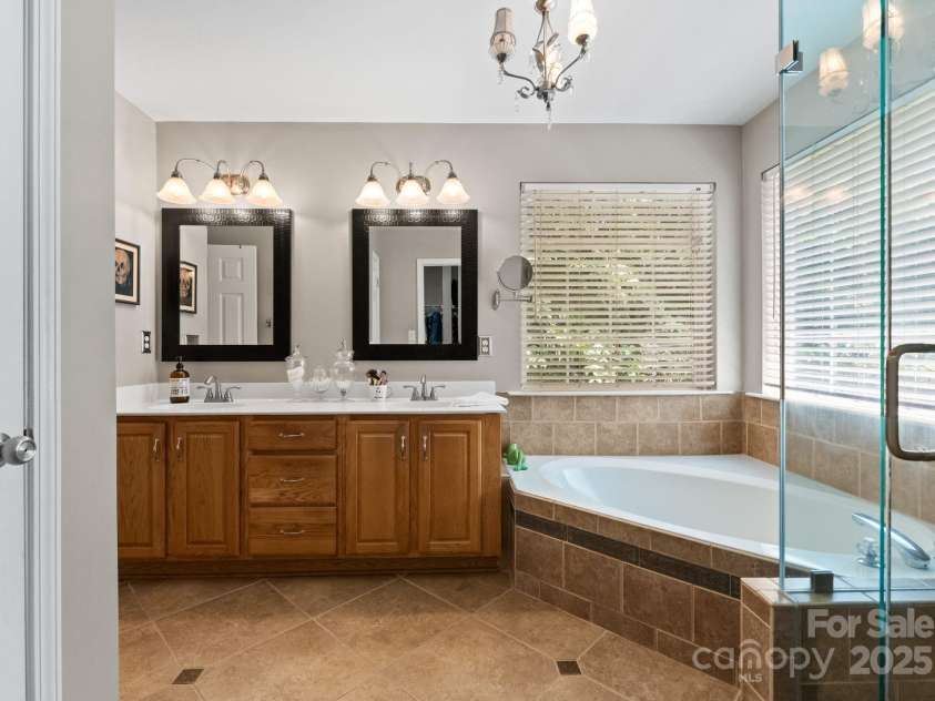 11202 Mountain Pine Drive, Charlotte, NC 28214.  MLS# CAR4273710, YatesRealty ID 25269. Spacious en-suite Retreat