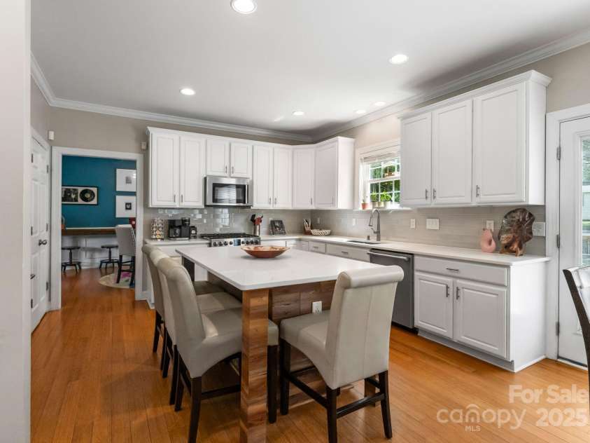 11202 Mountain Pine Drive, Charlotte, NC 28214.  MLS# CAR4273710, YatesRealty ID 25269. Updated Kitchen