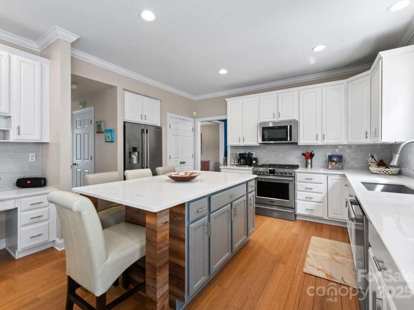 11202 Mountain Pine Drive, Charlotte, NC 28214.  MLS# CAR4273710, YatesRealty ID 25269. Updated Kitchen - Perfect Place to Entertain