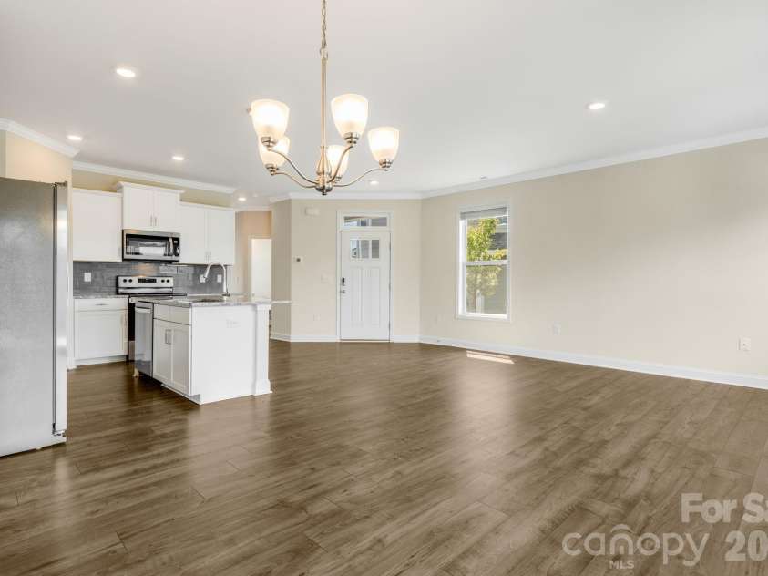 124 Creekview Road, Hendersonville, NC 28791.  MLS# CAR4386326, YatesRealty ID 25269. 