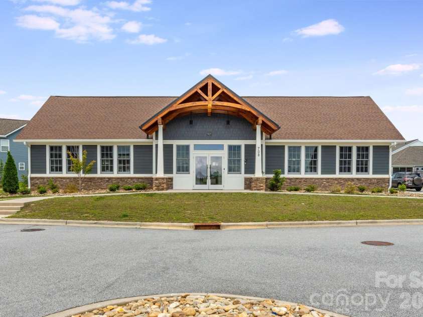 124 Creekview Road, Hendersonville, NC 28791.  MLS# CAR4386326, YatesRealty ID 25269. 