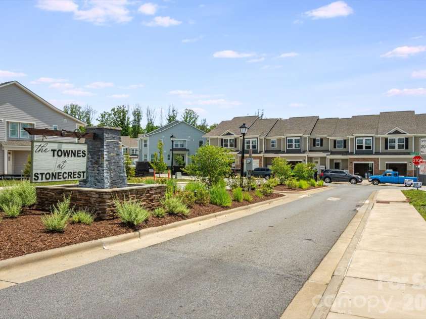 124 Creekview Road, Hendersonville, NC 28791.  MLS# CAR4386326, YatesRealty ID 25269. 