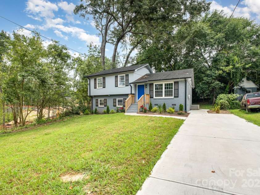 8208 Doverdale Lane, Charlotte, NC 28217.  MLS# CAR4274909, YatesRealty ID 2527. 