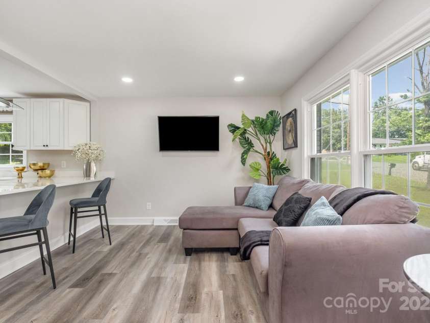 8208 Doverdale Lane, Charlotte, NC 28217.  MLS# CAR4274909, YatesRealty ID 2527. 