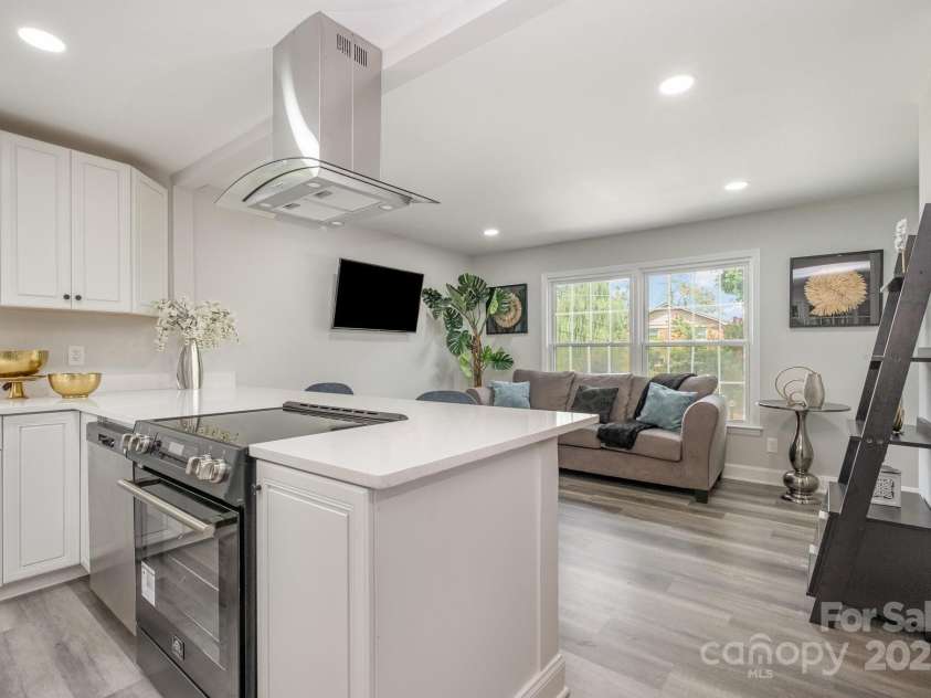 8208 Doverdale Lane, Charlotte, NC 28217.  MLS# CAR4274909, YatesRealty ID 2527. 