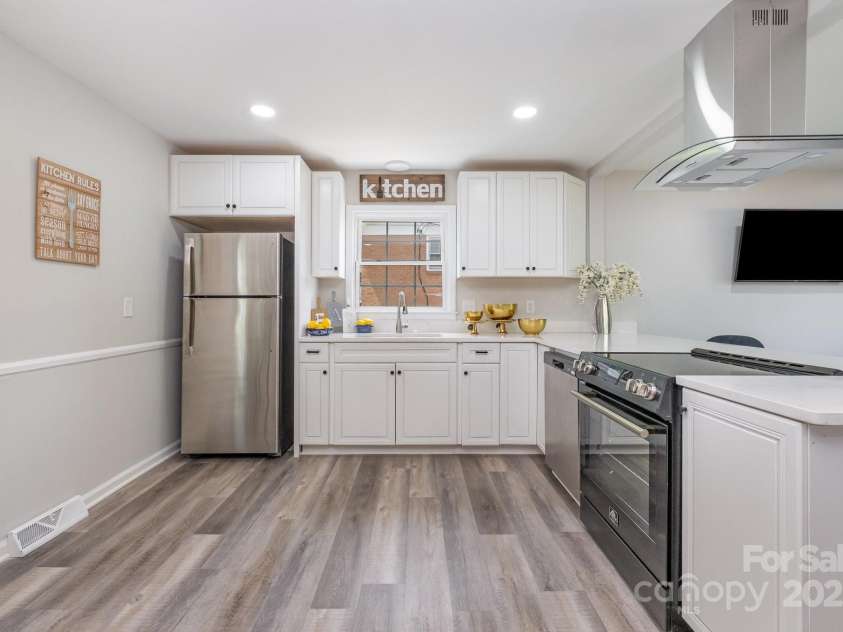 8208 Doverdale Lane, Charlotte, NC 28217.  MLS# CAR4274909, YatesRealty ID 2527. 