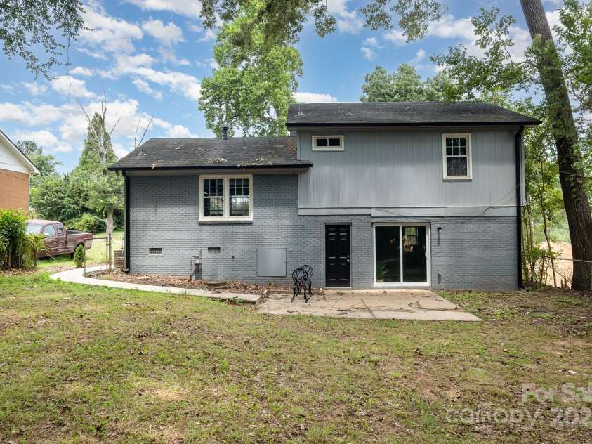 8208 Doverdale Lane, Charlotte, NC 28217.  MLS# CAR4274909, YatesRealty ID 2527. 