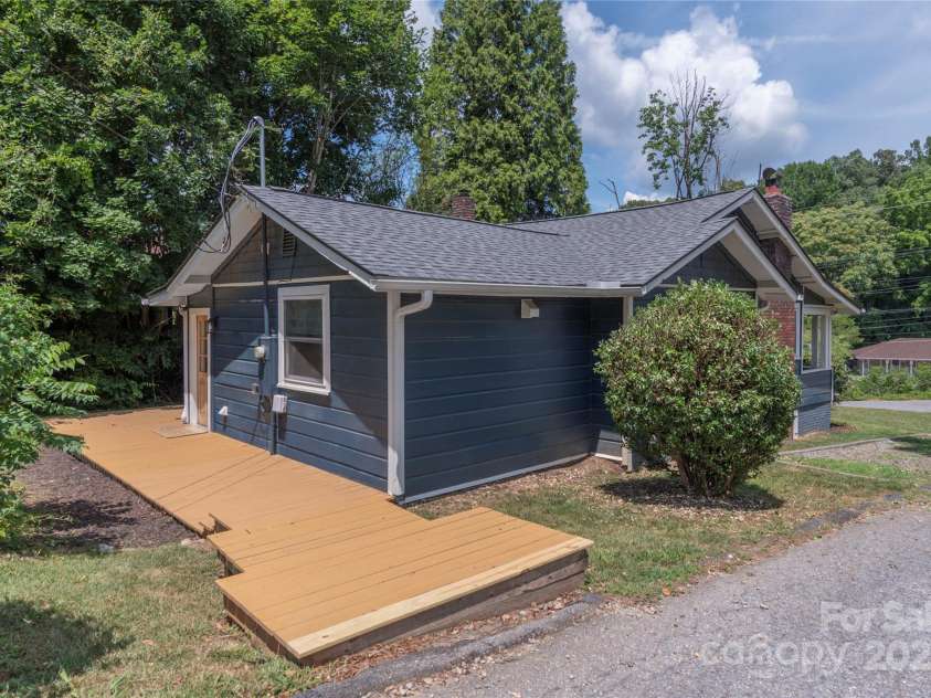 148 Mimosa Drive, Asheville, NC 28806.  MLS# CAR4278064, YatesRealty ID 25270. 