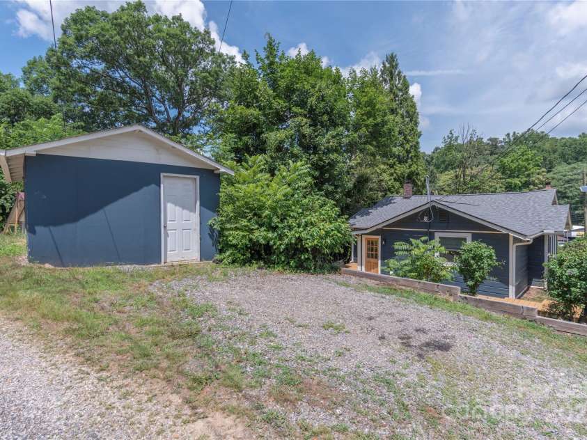 148 Mimosa Drive, Asheville, NC 28806.  MLS# CAR4278064, YatesRealty ID 25270. 