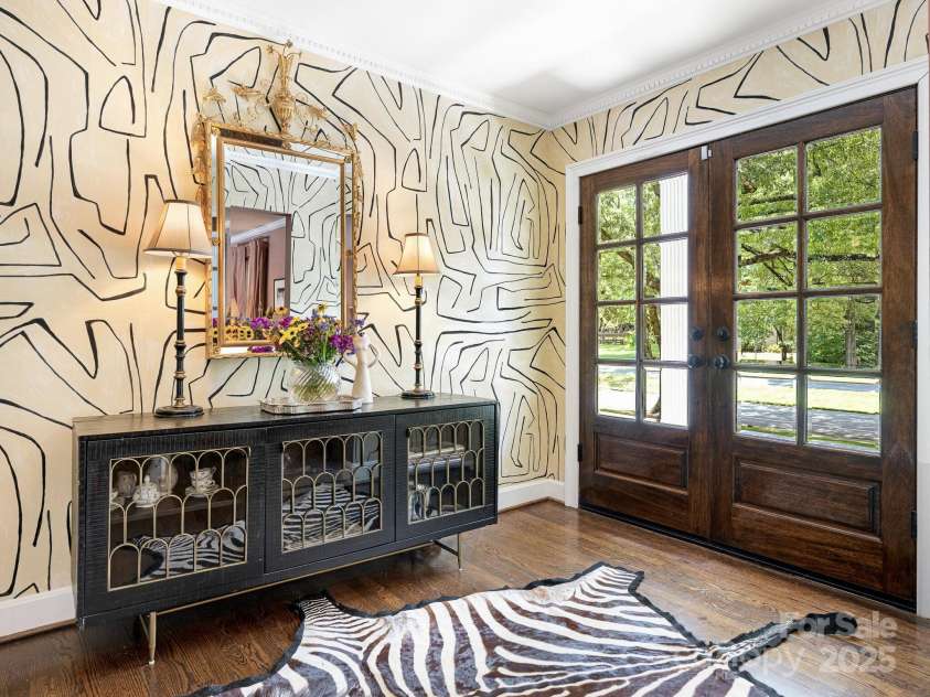 3001 Colony Road, Charlotte, NC 28211.  MLS# CAR4275681, YatesRealty ID 25274. Foyer