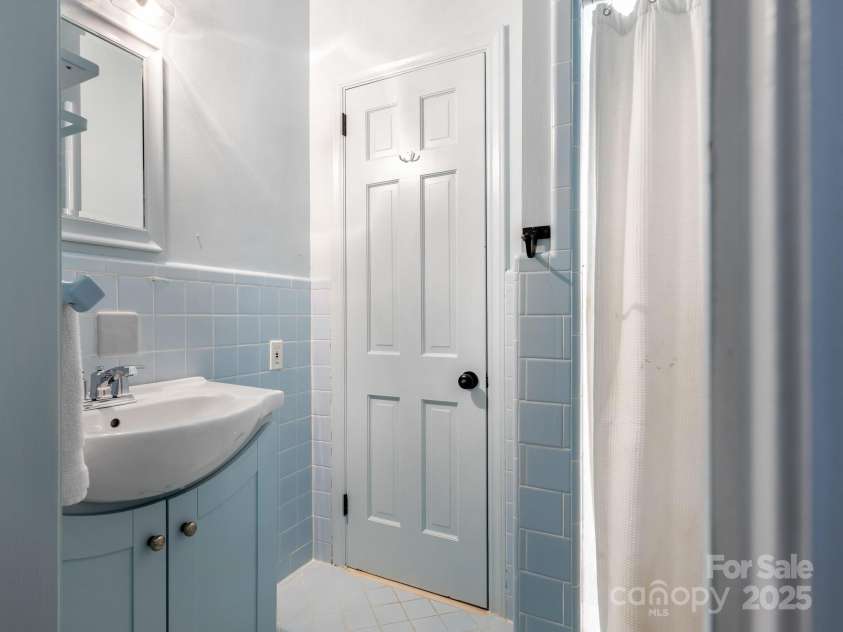 3001 Colony Road, Charlotte, NC 28211.  MLS# CAR4275681, YatesRealty ID 25274. Jack and jill bathroom